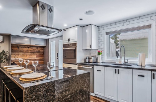 Burlington Apartment | Sunlit Suite: 2 Queen Beds/1 Bath Apt: Mins to Train, Trails, Downtown & Golfing
