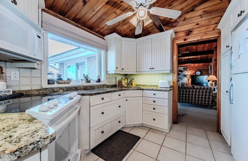 Lion's Head Cottage | Sunrise Retreat | HOT TUB | AC | Georgian Bay | 35 Mins to GROTTO