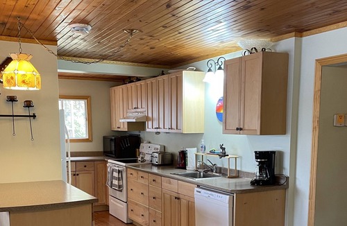 Bishop Corners Cabin | Sunset Bay with Hot Tub