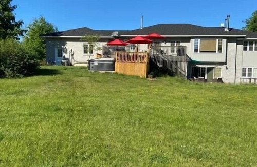 Wellington House | Sunset Beach - Waterfront, Hot Tub, Games Room