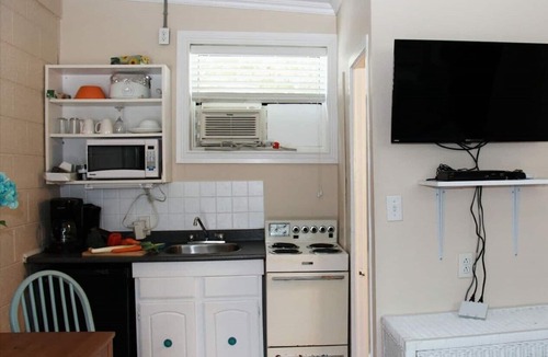 Lambton Shores Cabin | Sunset Couples Retreat! 4 Min to Beach, Cabin 3