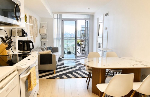 Bathurst Quay House | Sunset Views 1+1 2br condo with P near CN Tower