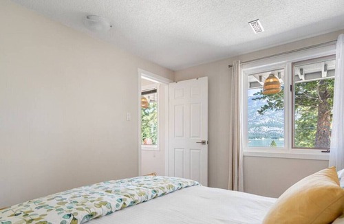 East Kootenay Cabin | Sunshine Inn | Lake Views | Fire Pit | Peaceful