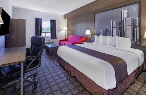 Windsor Hotel | Super 8 by Wyndham Ambassador Bridge Windsor ON