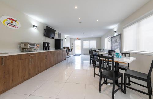 Golden Hotel | Super 8 by Wyndham Golden