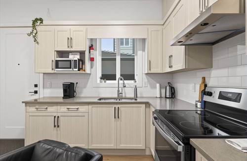 Fleetwood House | Surrey Modern Private 1 Bedroom Suite with Kitchen