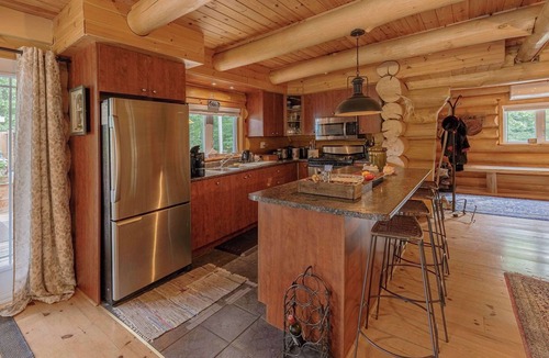 Notre-Dame-du-Laus Cabin | Swedish Sauna & Hot Tub at Lakeside Log Cabin