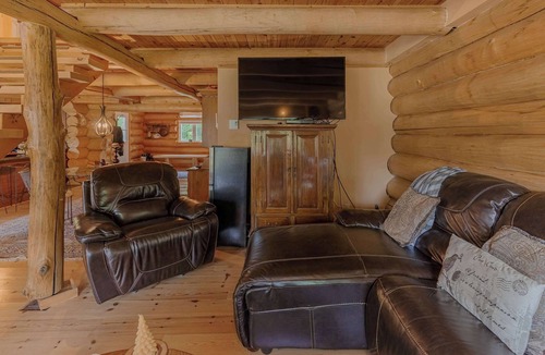 Notre-Dame-du-Laus Cabin | Swedish Sauna & Hot Tub at Lakeside Log Cabin