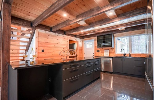 Saint-Mathieu-du-Parc Ski Chalet | Sweet House Hot Tub & Modern