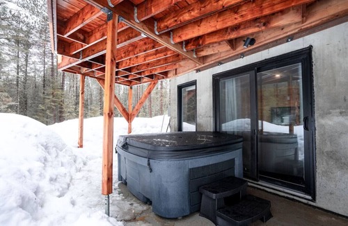 Saint-Mathieu-du-Parc Ski Chalet | Sweet House Hot Tub & Modern