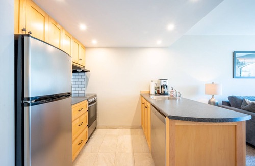 Upper Village Apartment | ❄︎Symphony Suite❄︎Luxe 1 BR - 2 min to ski in/out | Hot Tub & Pool | The Marquise