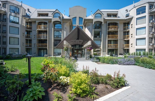 Upper Village Apartment | ❄︎Symphony Suite❄︎Luxe 1 BR - 2 min to ski in/out | Hot Tub & Pool | The Marquise