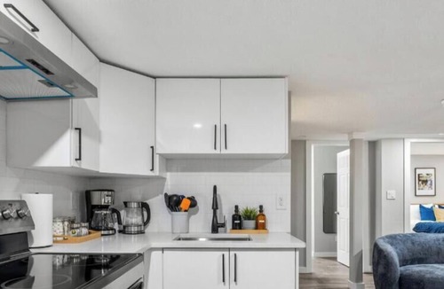 Northwest Edmonton Apartment | The Albany Hideout - Sleeps4 - QueenBed - NFLX&Wifi
