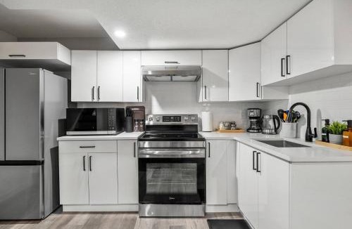 Northwest Edmonton Apartment | The Albany Hideout - Sleeps4 - QueenBed - NFLX - Wifi