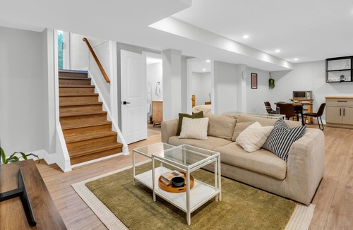 Hamilton Apartment | The Ancaster Suite - Chic & Earthy 2 Bdrm Suite
