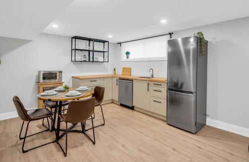 Hamilton Apartment | The Ancaster Suite - Chic & Earthy 2 Bdrm Suite