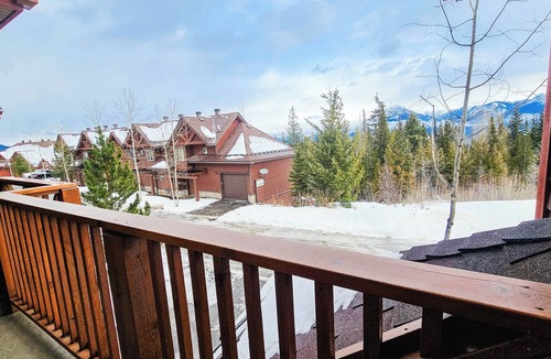 Golden House | The Arete: 3-bedroom mountain townhouse with hot tub
