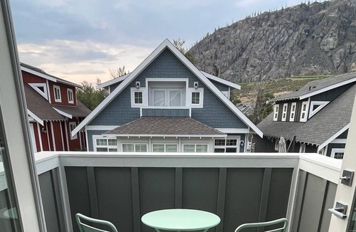 Osoyoos Cottage | The "B" Hive Cottage