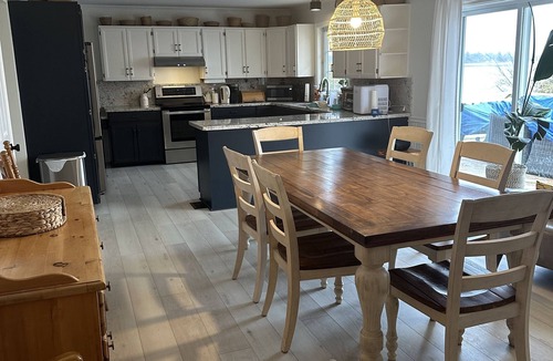 Cumberland Beach House | The Big Yellow House - Lake Couchiching Waterfront close to Webers
