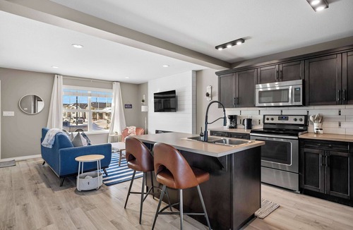 Sylvan Lake House | The Birch | 3 Bedroom Retreat | Sleeps 7 Guests! |