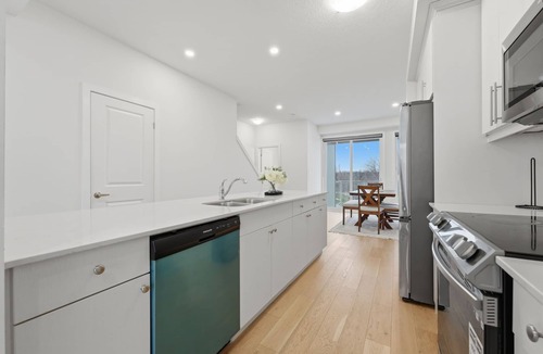 London Condo | The Bloom- Executive stay. 10 minutes to Western University and London Airport.
