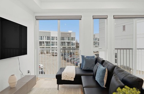 London Condo | The Bloom- Executive stay. 10 minutes to Western University and London Airport.