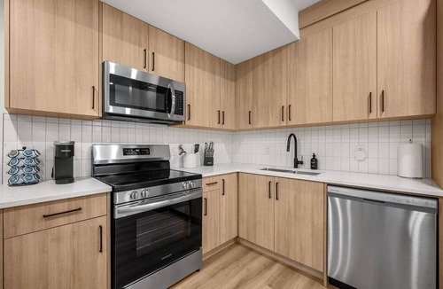 Northwest Calgary House | The Bow - 2 BR Suite near River, COP & Mountains!