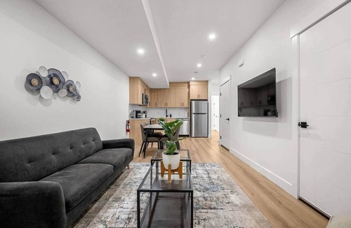Northwest Calgary House | The Bow - 2 BR Suite near River, COP & Mountains!