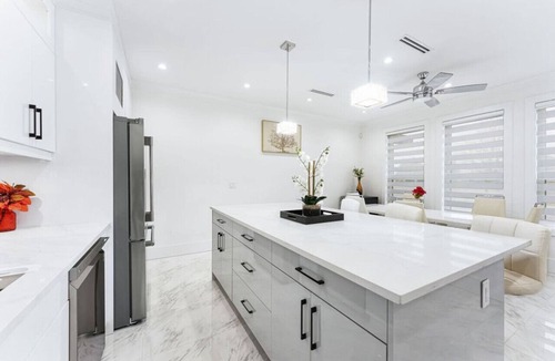 Delta House | The Burlow | 4BR Family Home | Near Hwy & Golf