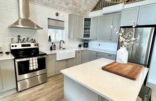 Mansfield-et-Pontefract Ski Chalet | The Chutes Chalet- 4 Season River Front with Hot Tub!