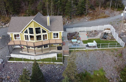 Placentia Ski Chalet | The Cliff House-Luxury Chalet with Hottub