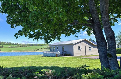 Clinton House | The Clinton Cottage - Waterfront - Hot Tub
