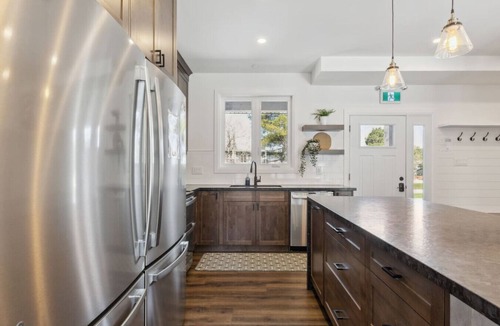 The Blue Mountains Ski Chalet | The Cottages at Blue: 21 BDR Triplex for 44 Guests