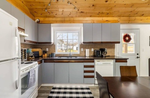 Prince Edward House | The County Cabin: Comfy stay near Sandbanks