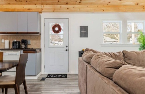 Prince Edward House | The County Cabin: Comfy stay near Sandbanks