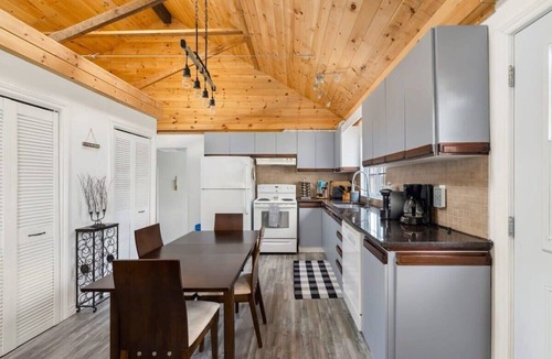 Prince Edward House | The County Cabin: Comfy stay near Sandbanks