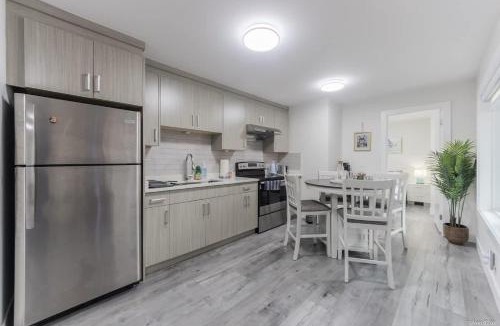 Surrey House | The Cozy Garden Suite - South Surrey Stay