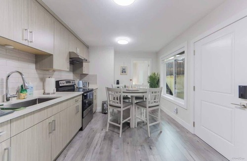 Surrey House | The Cozy Garden Suite - South Surrey Stay