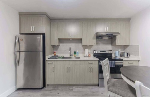 Surrey House | The Cozy Garden Suite - South Surrey Stay