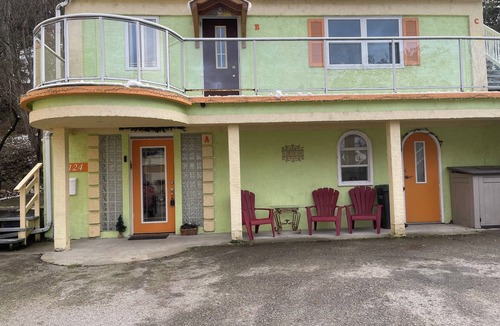 Castlegar Apartment | The Downtown Snooze in central Castlegar!