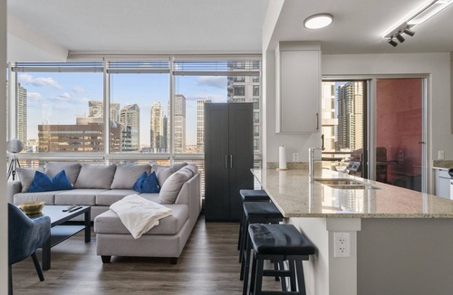 Beltline Apartment | "The Fossil," King Bed, Underground Parking, Downtown views, Walk to Saddledome