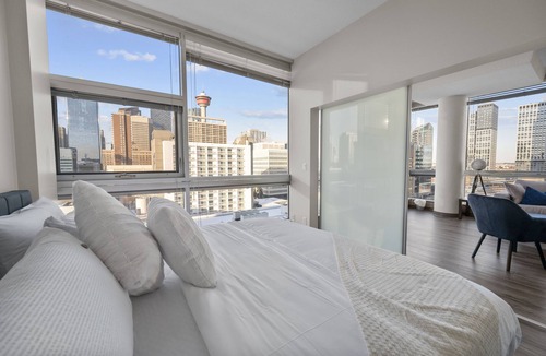 Beltline Apartment | "The Fossil," King Bed, Underground Parking, Downtown views, Walk to Saddledome