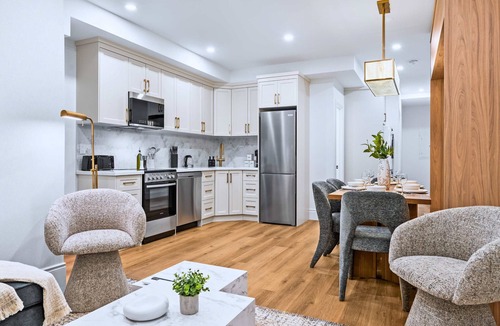 Riverdale Apartment | The Gerrard | Group Basement CN Tower Transit Base