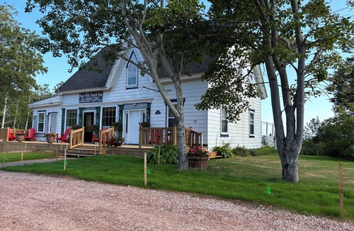 Aspy Bay Bed & Breakfast | The Glengarry Inn · 4BR 1880s Heritage Property · Cabot Trail & Aspy Bay