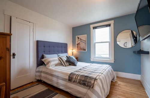 Granby Apartment | The Granby|2 Bedrooms Apt | Lake Front| 10 min Zoo