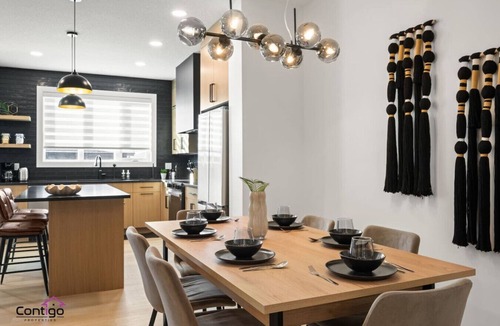 Northwest Edmonton House | The Grande | AC |Garage | Yard | 10 min to Rogers