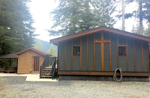 Port Renfrew Cottage | The Great Escape - Secluded with Hot Tub