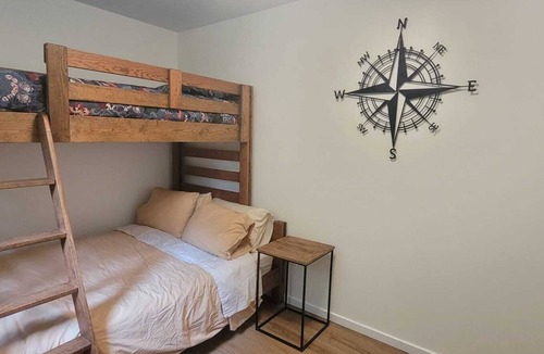 Irondale Cabin | The Hideaway-Three bedroom cottage by Crystal lake