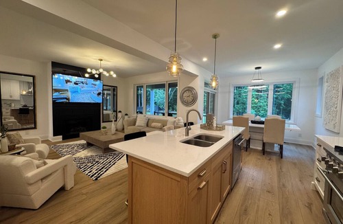 Oro-Medonte House | The Kempenfelt: Luxury 4-Bedroom Forest Retreat Near Horseshoe Valley