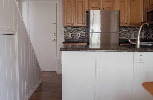 Lambton Shores Apartment | The Lazy Wave 2 Bdr Apartment- w Hot Tub & Private Backyard in Beach Town